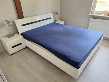 Dwa używane łóżka z szafkami nocnymi, materacem i stelażem.