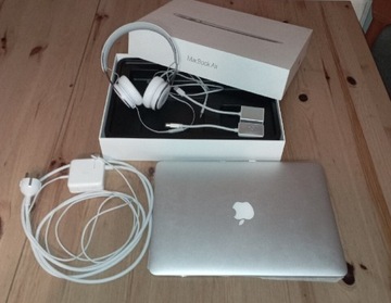 MacBook Air z nową baterią+słuchawki+przejściówki