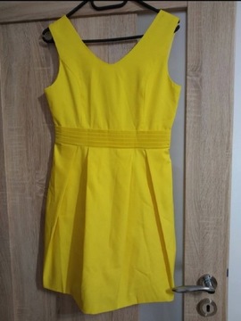 Żółta elegancka krótka sukienka M 38
