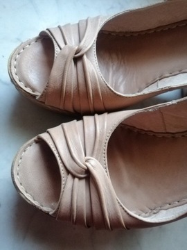 Quazi, eleganckie skórzane sandały na koturnach 40