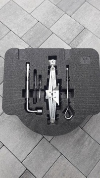 Styropian lewarek klucz wkład bagażnika