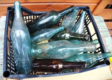 Przedwojenne i wojenne butelki po wódce, winie i lemoniadzie