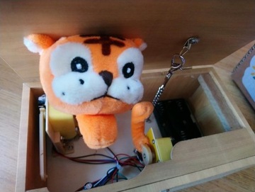Don't Touch zabawka drewno tygrys tygrysek Useless Box Tiger