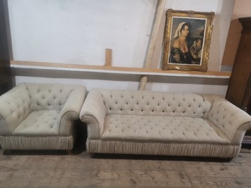 Modna sofa z fotelem typu Chesterfield