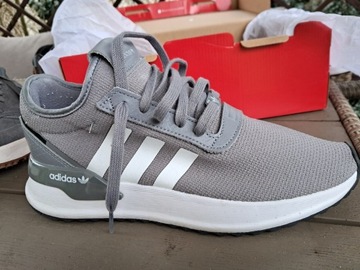 Obuwie sportowe marki ADIDAS   