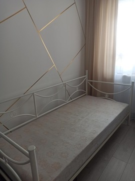 Łóżko metalowe z materacem 