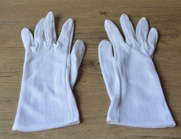 Białe rękawiczki z lat  dawnych -Wykopki z szafy