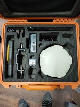 Odbiornik V30 GNSS marki Hi-Target + iHand20