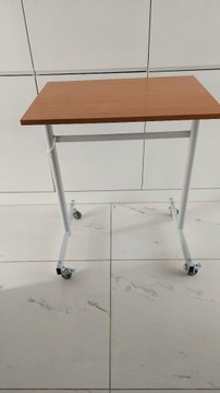 Biurko mobilne - stolik na kółkach