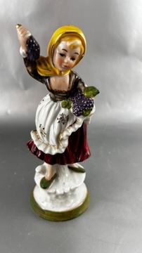 Figurka dziewczyny  Z winogronami 