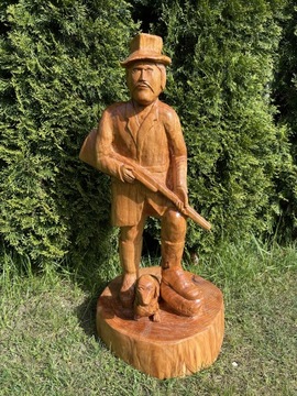 Rzeźba myśliwy z psem z drewna lipowego