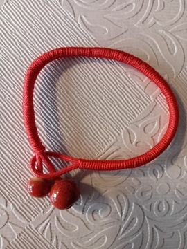 Bransoletka z czerwonego sznureczka z koralikami