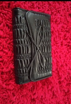Marszczony czarny portfel z kokardką