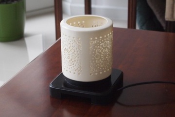Mała lampa z ceramicznym abażurem