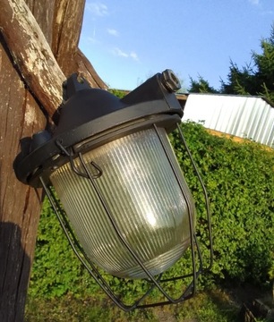 Stare lampy przemysłowe odnowione 
