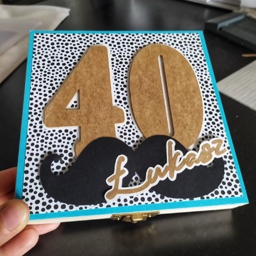 Kartka urodzinowa na 40. w drewnianym pudełku