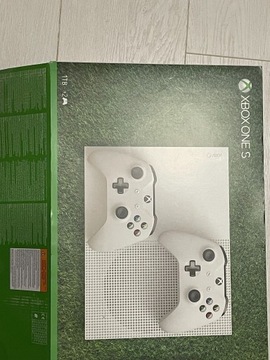 XBOX SERIES S 1TB + DWIE GRY + DWA PADY