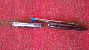 Sprzedam piękny długopis/metalowy/nieużywany.