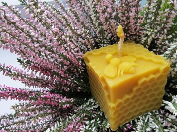 Świeczka z wosku pszczelego - kostka z pszczołą