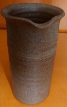 Ceramiczny, brązowy dzbanek 