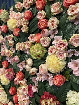 Ścianka ze sztucznych kwiatów