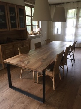 Stół drewniany z orzecha włoskiego