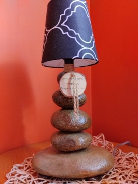 Kamienna lampa z naturalnych kamieni 