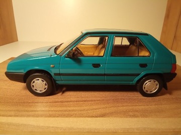 SKODA FAVORIT 135L,1:24, turkus,fabryczne pudełko