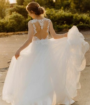 Suknia ślubna z odkrytymi plecami 