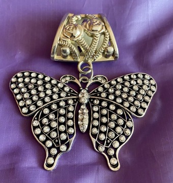 Broszka motyl ozdobione kryształkami Swarovskiego