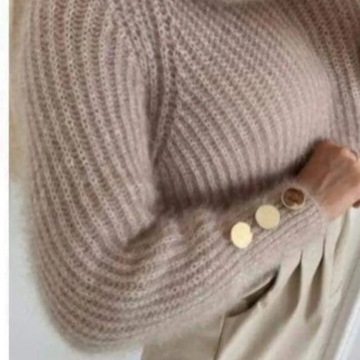 sweterek z guzikami na rękawie