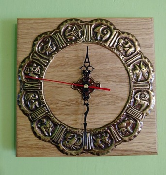 Zegar z drewna dębowy z metalowymi zdobieniami(2)