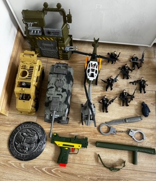 zestaw zabawek wojskowych i żołnierzy