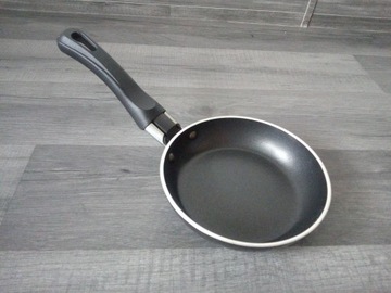 patelnia TEFAL mała 12cm non-stick na jajko :)