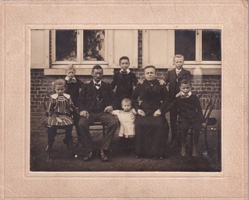 Stara fotografia - Rodzina przed domem