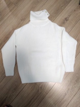 Biały sweter z golfem
