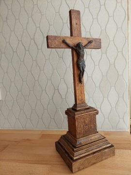 Stary krzyż drewniany stojący krucyfiks antyk
