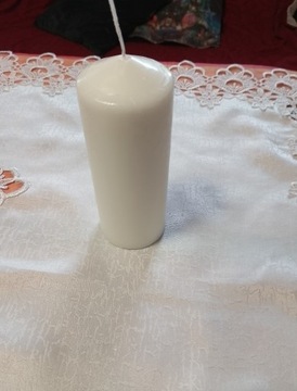 Biała świeca na wigilijny stół 