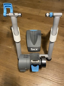 Trenażer tacx flow pod Zwift