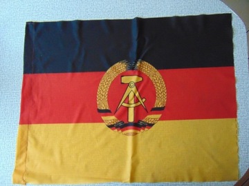 flaga DDRa i kupa odznaczeń.