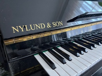 Zadbane pianino Nylund & Son