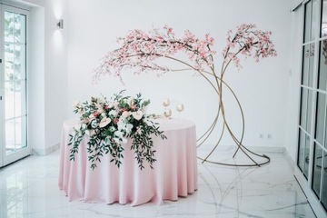 Dekoracja stołu ,stelaż z kwiatem wiśni.