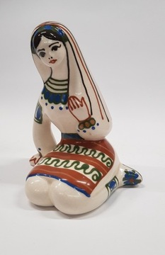 Stara figura figurka siedząca dziewczyna hucułka 
