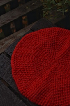 Czerowny beret handmade wełna