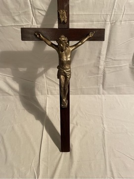 Drewniany krzyż z figurą Jezusa