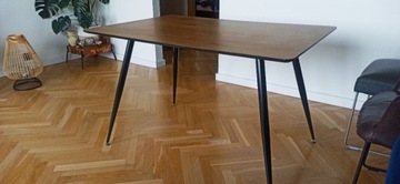 Stół w stylu skandynawskim.