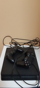 Konsola Sony PlayStation 4 z 2 padami