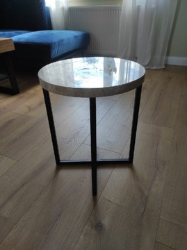 Metalowy stolik z marmurowym blatem 40 cm