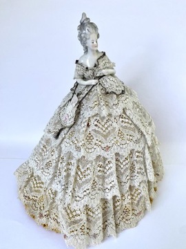 Porcelanowa dama w koronkowej sukience. 