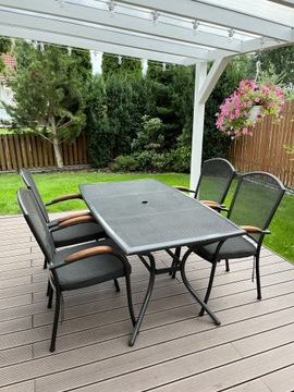 Solidny stół i 4 krzesła ogrodowe z poduchami